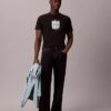 Μοντέρνο μπλουζάκι με γραφικό λογότυπο Calvin Klein