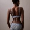 Μοντέρνο τριγωνικό Bralette με ελαφριά επένδυση και δαντέλα Μοντέρνο τριγωνικό Bralette με ελαφριά επένδυση και δαντέλα