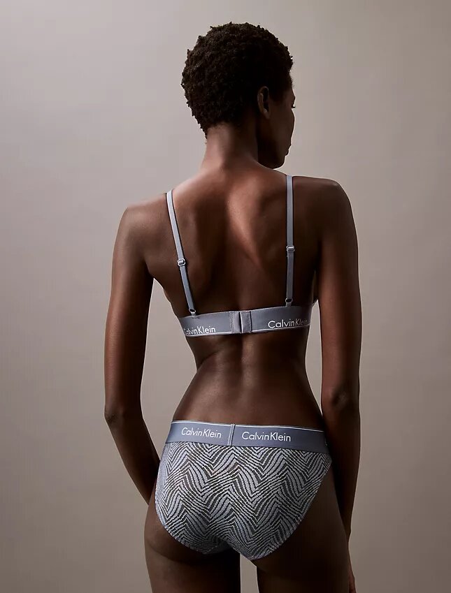 Μοντέρνο τριγωνικό Bralette με ελαφριά επένδυση και δαντέλα Μοντέρνο τριγωνικό Bralette με ελαφριά επένδυση και δαντέλα