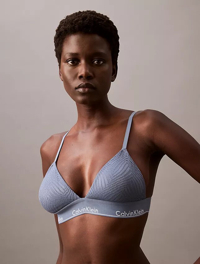 Μοντέρνο τριγωνικό Bralette με ελαφριά επένδυση και δαντέλα Μοντέρνο τριγωνικό Bralette με ελαφριά επένδυση και δαντέλα
