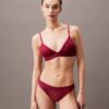Μοντέρνο τριγωνικό Bralette με ελαφριά επένδυση και δαντέλα Μοντέρνο τριγωνικό Bralette με ελαφριά επένδυση και δαντέλα
