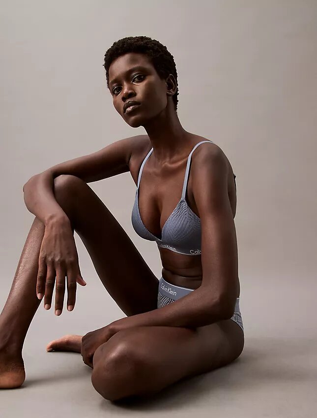 Μοντέρνο τριγωνικό Bralette με ελαφριά επένδυση και δαντέλα Μοντέρνο τριγωνικό Bralette με ελαφριά επένδυση και δαντέλα