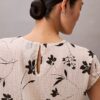 Μπλούζα με σμόκινγκ και floral μοτίβο Μπλούζα με σμόκινγκ και floral μοτίβο
