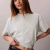 Μπλούζα με τετράγωνο στυλ και γραφικό λογότυπο Μπλούζα με τετράγωνο στυλ και γραφικό λογότυπο