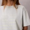 Μπλούζα με τετράγωνο στυλ και γραφικό λογότυπο Μπλούζα με τετράγωνο στυλ και γραφικό λογότυπο