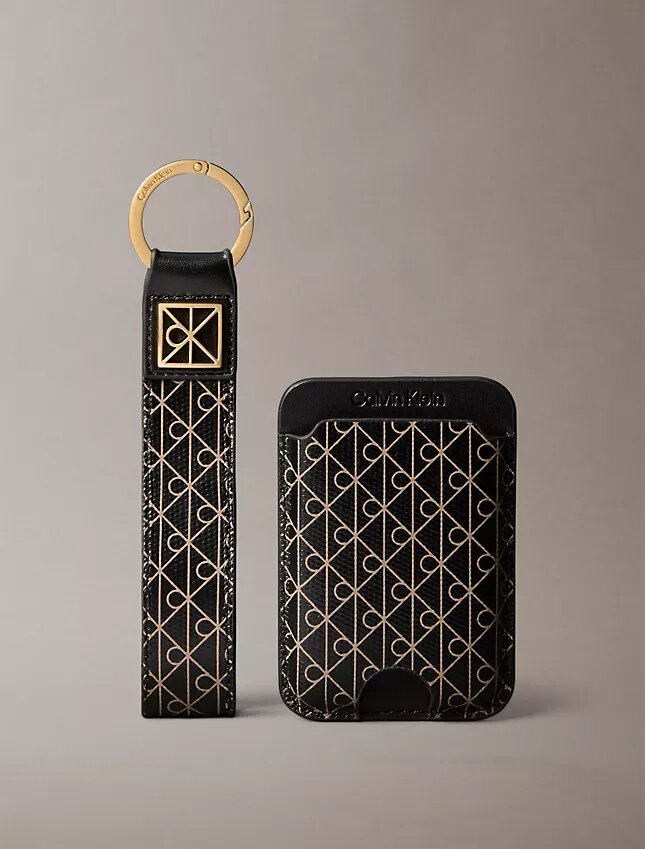 Μπρελόκ και θήκη καρτών με μοτίβο Monogram σε όλη την επιφάνεια Μπρελόκ και θήκη καρτών με μοτίβο Monogram σε όλη την επιφάνεια