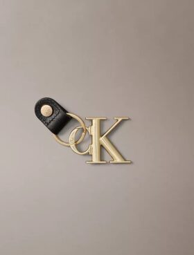 Μπρελόκ με έντονο Monogram