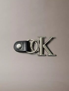 Μπρελόκ με έντονο Monogram
