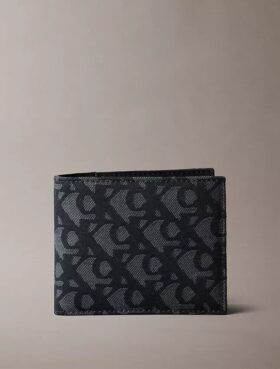 Πορτοφόλι διπλής αναδίπλωσης με μοτίβο Monogram σε όλη την επιφάνεια Πορτοφόλι διπλής αναδίπλωσης με μοτίβο Monogram σε όλη την επιφάνεια