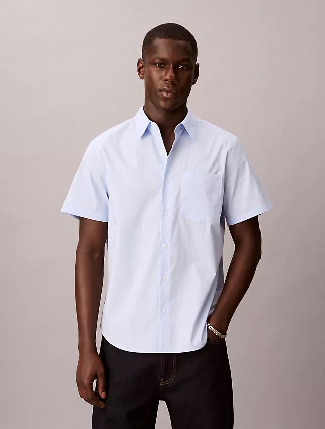 Πουκάμισο με κουμπιά από Cotton Stretch με λεπτές ρίγες Πουκάμισο με κουμπιά από Cotton Stretch με λεπτές ρίγες