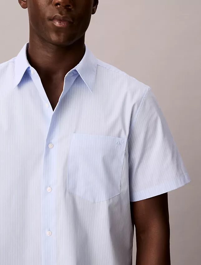 Πουκάμισο με κουμπιά από Cotton Stretch με λεπτές ρίγες Πουκάμισο με κουμπιά από Cotton Stretch με λεπτές ρίγες
