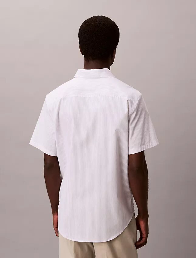 Πουκάμισο με κουμπιά από Cotton Stretch με λεπτές ρίγες Πουκάμισο με κουμπιά από Cotton Stretch με λεπτές ρίγες