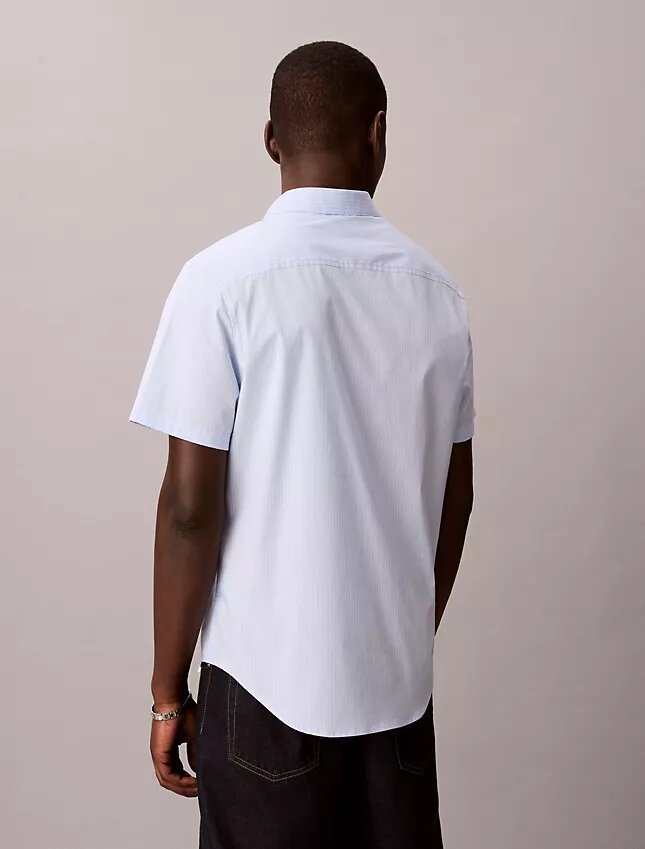 Πουκάμισο με κουμπιά από Cotton Stretch με λεπτές ρίγες Πουκάμισο με κουμπιά από Cotton Stretch με λεπτές ρίγες