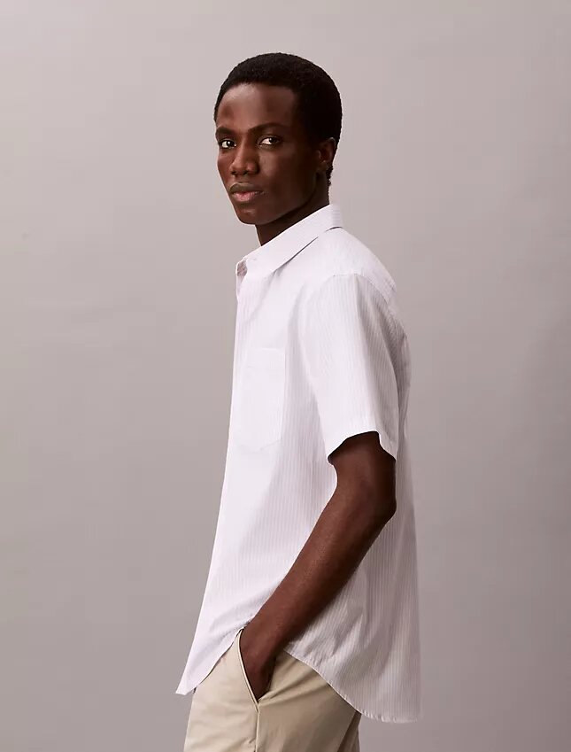 Πουκάμισο με κουμπιά από Cotton Stretch με λεπτές ρίγες Πουκάμισο με κουμπιά από Cotton Stretch με λεπτές ρίγες