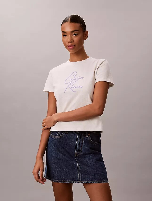 Στενό T-shirt με ανάγλυφο λογότυπο Στενό T-shirt με ανάγλυφο λογότυπο