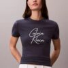 Στενό T-shirt με ανάγλυφο λογότυπο Στενό T-shirt με ανάγλυφο λογότυπο