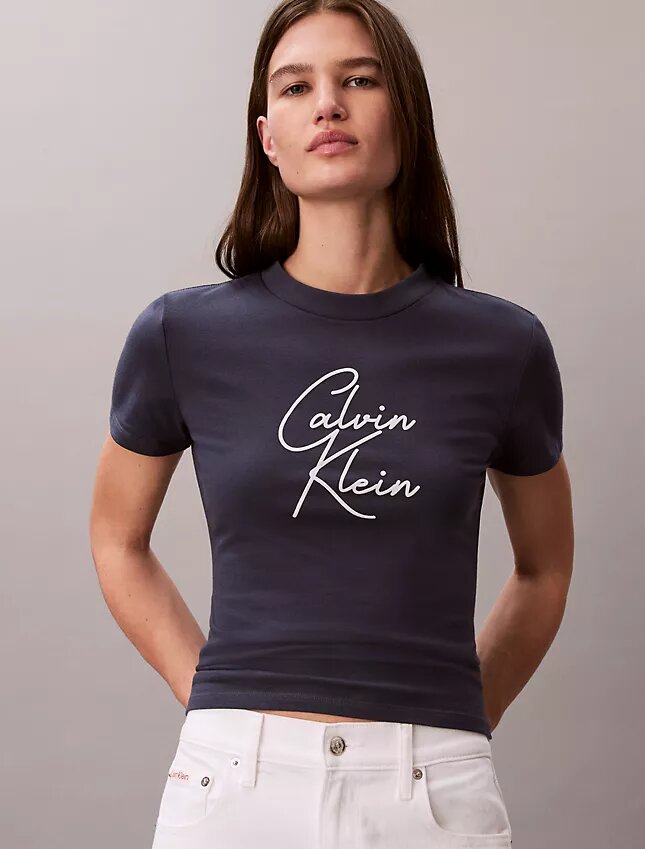 Στενό T-shirt με ανάγλυφο λογότυπο Στενό T-shirt με ανάγλυφο λογότυπο
