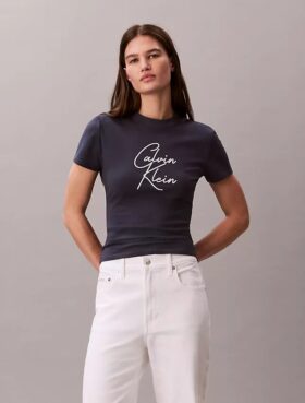 Στενό T-shirt με ανάγλυφο λογότυπο