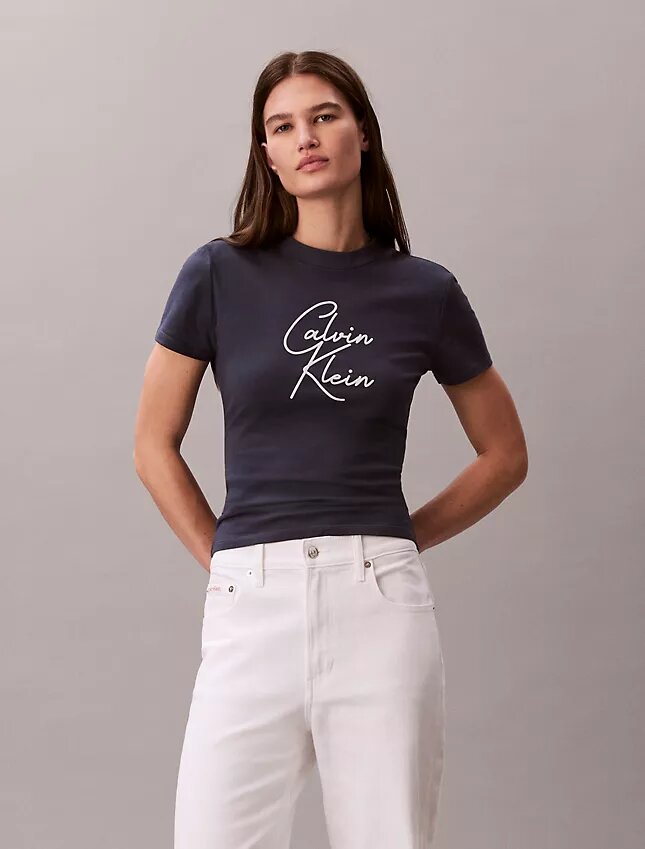 Στενό T-shirt με ανάγλυφο λογότυπο Στενό T-shirt με ανάγλυφο λογότυπο