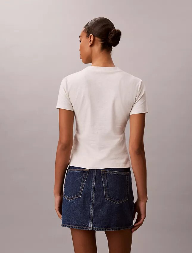 Στενό T-shirt με ανάγλυφο λογότυπο Στενό T-shirt με ανάγλυφο λογότυπο