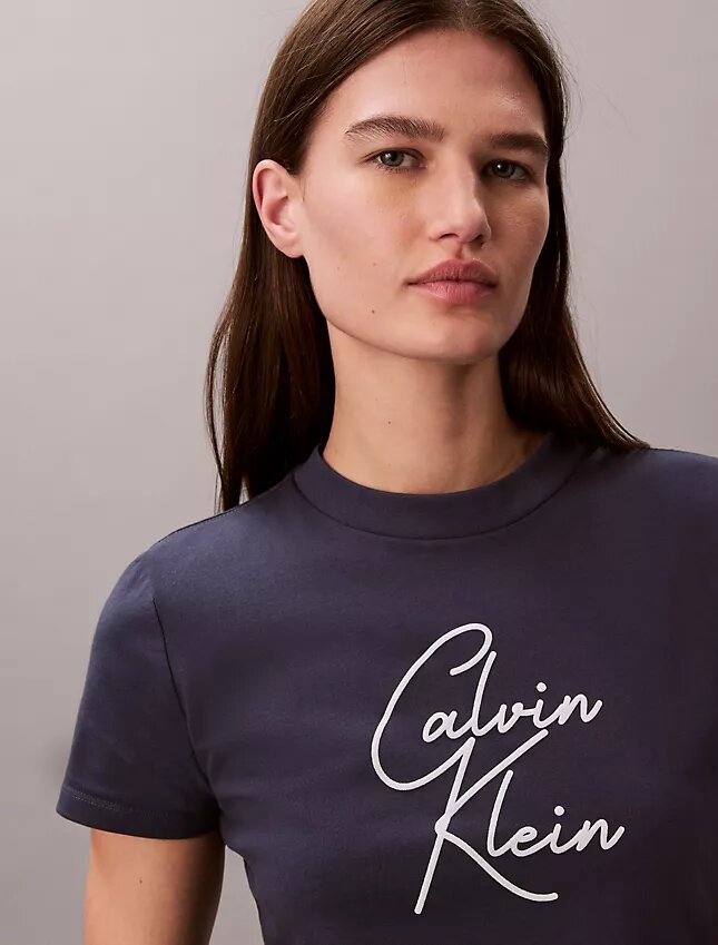 Στενό T-shirt με ανάγλυφο λογότυπο Στενό T-shirt με ανάγλυφο λογότυπο