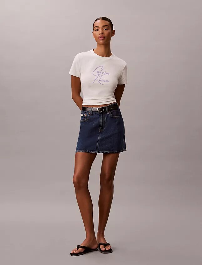 Στενό T-shirt με ανάγλυφο λογότυπο Στενό T-shirt με ανάγλυφο λογότυπο