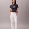 Στενό T-shirt με ανάγλυφο λογότυπο Στενό T-shirt με ανάγλυφο λογότυπο