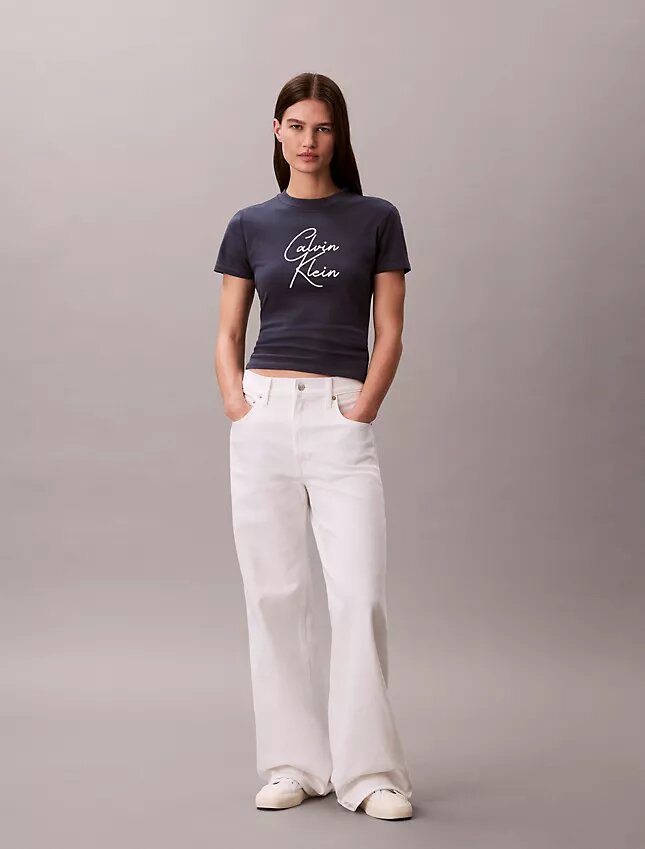 Στενό T-shirt με ανάγλυφο λογότυπο Στενό T-shirt με ανάγλυφο λογότυπο