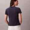 Στενό T-shirt με ανάγλυφο λογότυπο Στενό T-shirt με ανάγλυφο λογότυπο