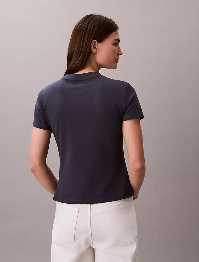 Στενό T-shirt με ανάγλυφο λογότυπο Στενό T-shirt με ανάγλυφο λογότυπο