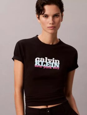 Στενό T-shirt με γραφικό λογότυπο σε αντίθεση