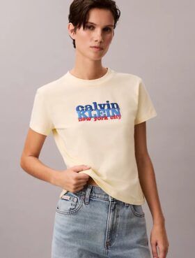 Στενό T-shirt με γραφικό λογότυπο σε αντίθεση