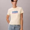 Στενό T-shirt με γραφικό λογότυπο σε αντίθεση