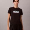 Στενό T-shirt με γραφικό λογότυπο σε αντίθεση