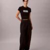 Στενό T-shirt με γραφικό λογότυπο σε αντίθεση
