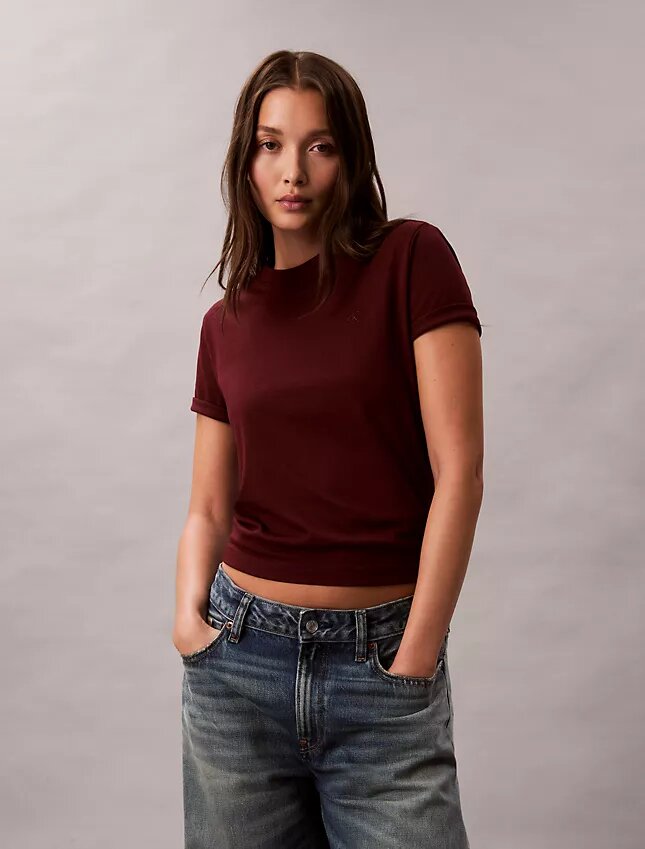 T-shirt με λογότυπο από το αρχείο T-shirt με λογότυπο από το αρχείο