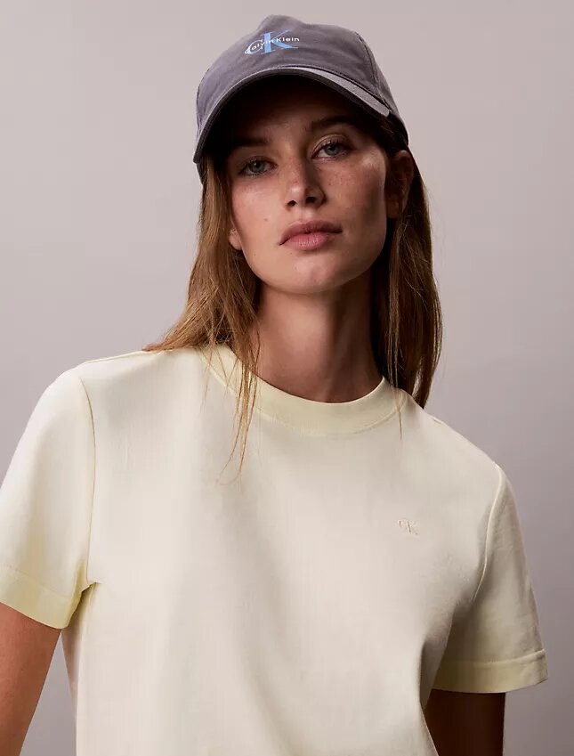 T-shirt με λογότυπο από το αρχείο T-shirt με λογότυπο από το αρχείο