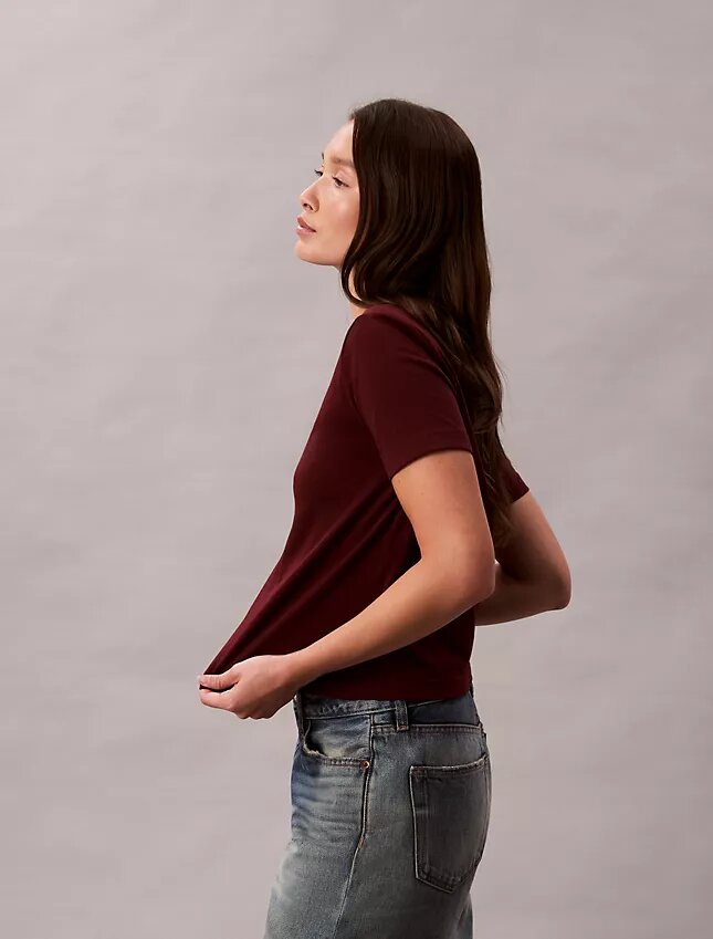 T-shirt με λογότυπο από το αρχείο T-shirt με λογότυπο από το αρχείο