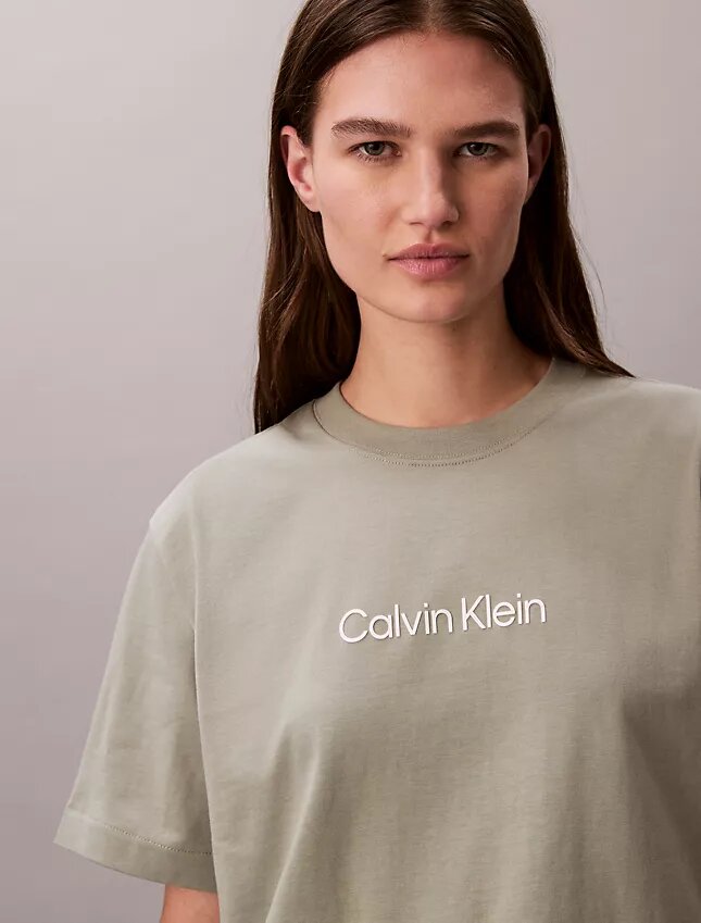 T-shirt με στρογγυλό λαιμό και τυπικό λογότυπο, ευρύχωρη εφαρμογή T-shirt με στρογγυλό λαιμό και τυπικό λογότυπο, ευρύχωρη εφαρμογή