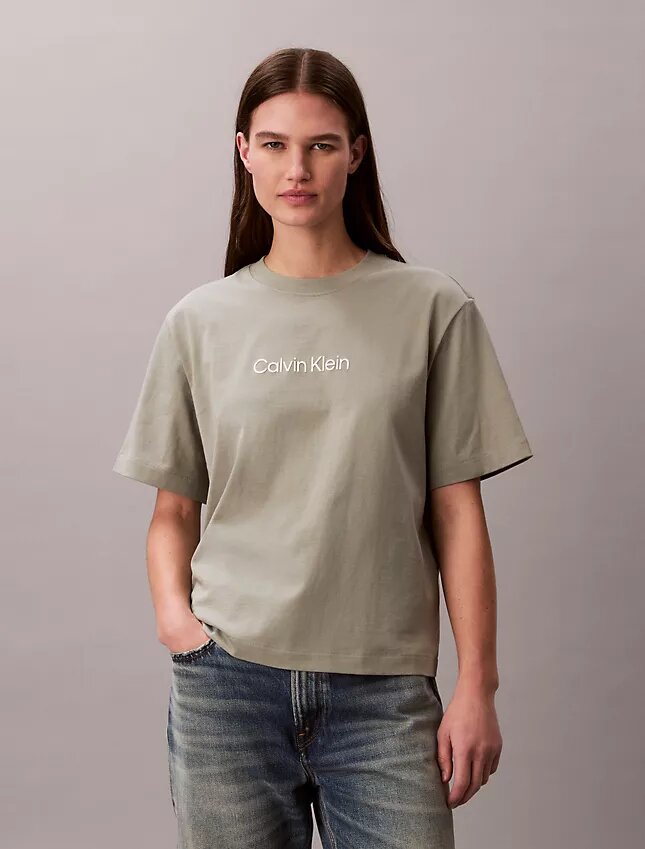 T-shirt με στρογγυλό λαιμό και τυπικό λογότυπο, ευρύχωρη εφαρμογή T-shirt με στρογγυλό λαιμό και τυπικό λογότυπο, ευρύχωρη εφαρμογή