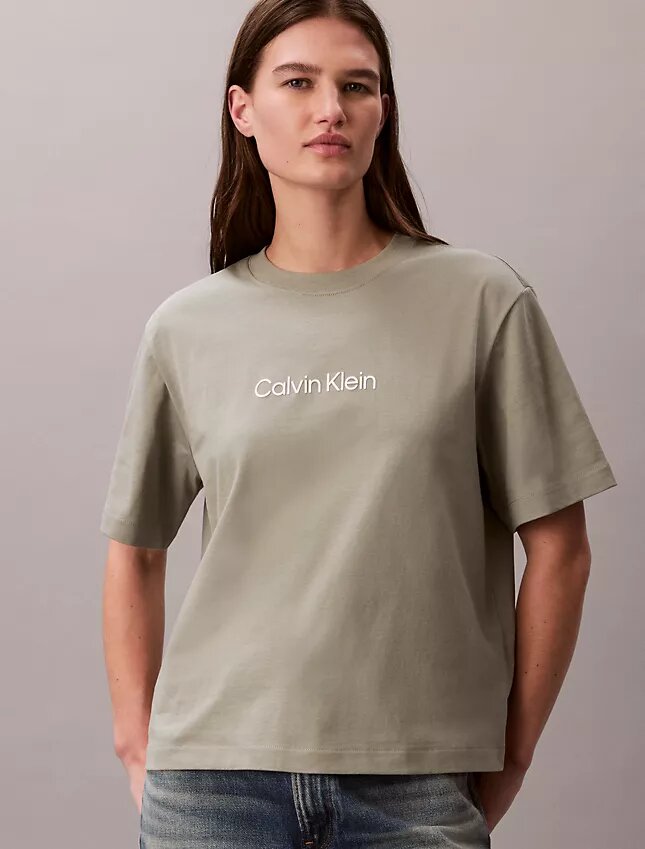 T-shirt με στρογγυλό λαιμό και τυπικό λογότυπο, ευρύχωρη εφαρμογή T-shirt με στρογγυλό λαιμό και τυπικό λογότυπο, ευρύχωρη εφαρμογή