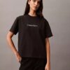 Τ-shirt με στρογγυλό λαιμό και τυπικό λογότυπο σε φαρδιά γραμμή Τ-shirt με στρογγυλό λαιμό και τυπικό λογότυπο σε φαρδιά γραμμή