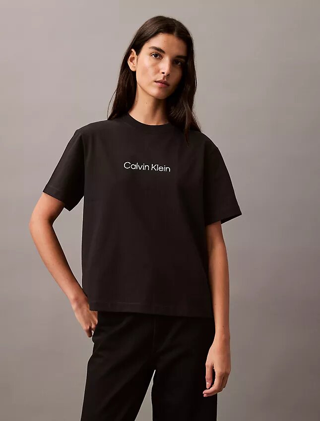Τ-shirt με στρογγυλό λαιμό και τυπικό λογότυπο σε φαρδιά γραμμή Τ-shirt με στρογγυλό λαιμό και τυπικό λογότυπο σε φαρδιά γραμμή