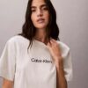 Τ-shirt με στρογγυλό λαιμό και τυπικό λογότυπο σε φαρδιά γραμμή Τ-shirt με στρογγυλό λαιμό και τυπικό λογότυπο σε φαρδιά γραμμή