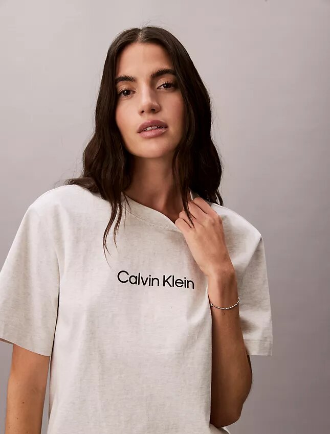 Τ-shirt με στρογγυλό λαιμό και τυπικό λογότυπο σε φαρδιά γραμμή Τ-shirt με στρογγυλό λαιμό και τυπικό λογότυπο σε φαρδιά γραμμή