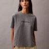 Τ-shirt με στρογγυλό λαιμό και τυπικό λογότυπο σε φαρδιά γραμμή Τ-shirt με στρογγυλό λαιμό και τυπικό λογότυπο σε φαρδιά γραμμή