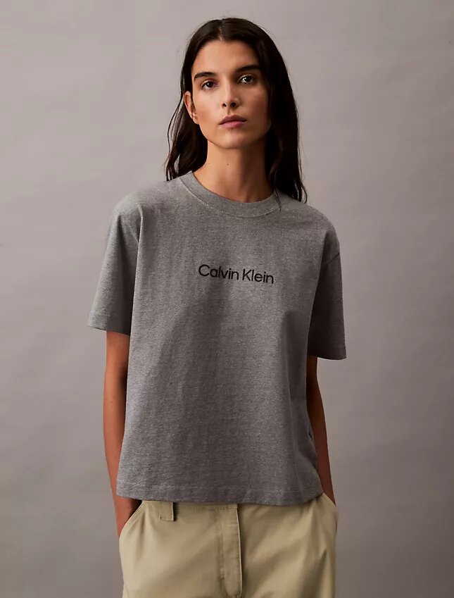 Τ-shirt με στρογγυλό λαιμό και τυπικό λογότυπο σε φαρδιά γραμμή Τ-shirt με στρογγυλό λαιμό και τυπικό λογότυπο σε φαρδιά γραμμή