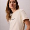 Τ-shirt με στρογγυλό λαιμό και τυπικό λογότυπο σε φαρδιά γραμμή Τ-shirt με στρογγυλό λαιμό και τυπικό λογότυπο σε φαρδιά γραμμή