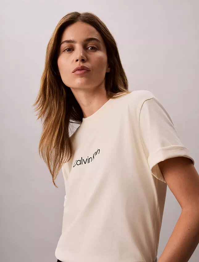 Τ-shirt με στρογγυλό λαιμό και τυπικό λογότυπο σε φαρδιά γραμμή Τ-shirt με στρογγυλό λαιμό και τυπικό λογότυπο σε φαρδιά γραμμή