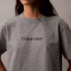 Τ-shirt με στρογγυλό λαιμό και τυπικό λογότυπο σε φαρδιά γραμμή Τ-shirt με στρογγυλό λαιμό και τυπικό λογότυπο σε φαρδιά γραμμή